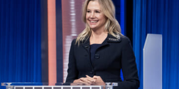 Mira Sorvino crushes 'Celebrity Jeopardy!' after getting crushed on 'DWTS'